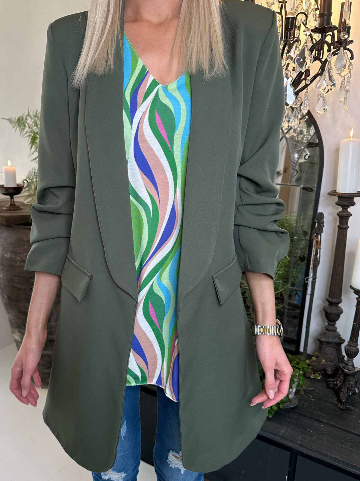 Mila Long - Stilren blazer med rynk på ærmet